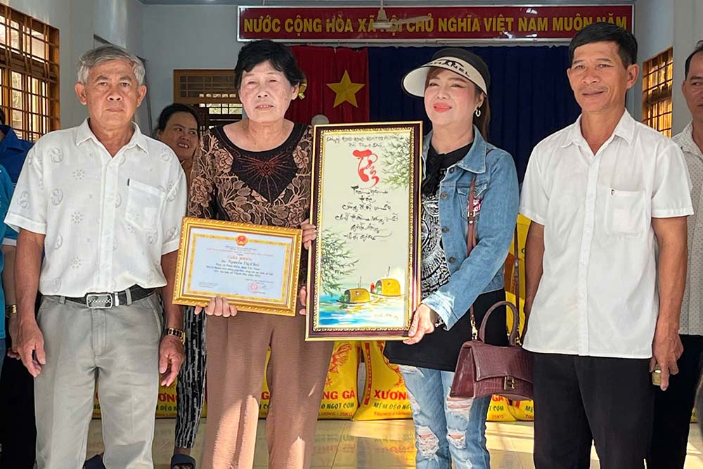 Bí thư Chi bộ ấp Đường Long Nguyễn Hoàng Ân (bìa phải) trong một hoạt động tại địa phương. Ảnh: NVCC