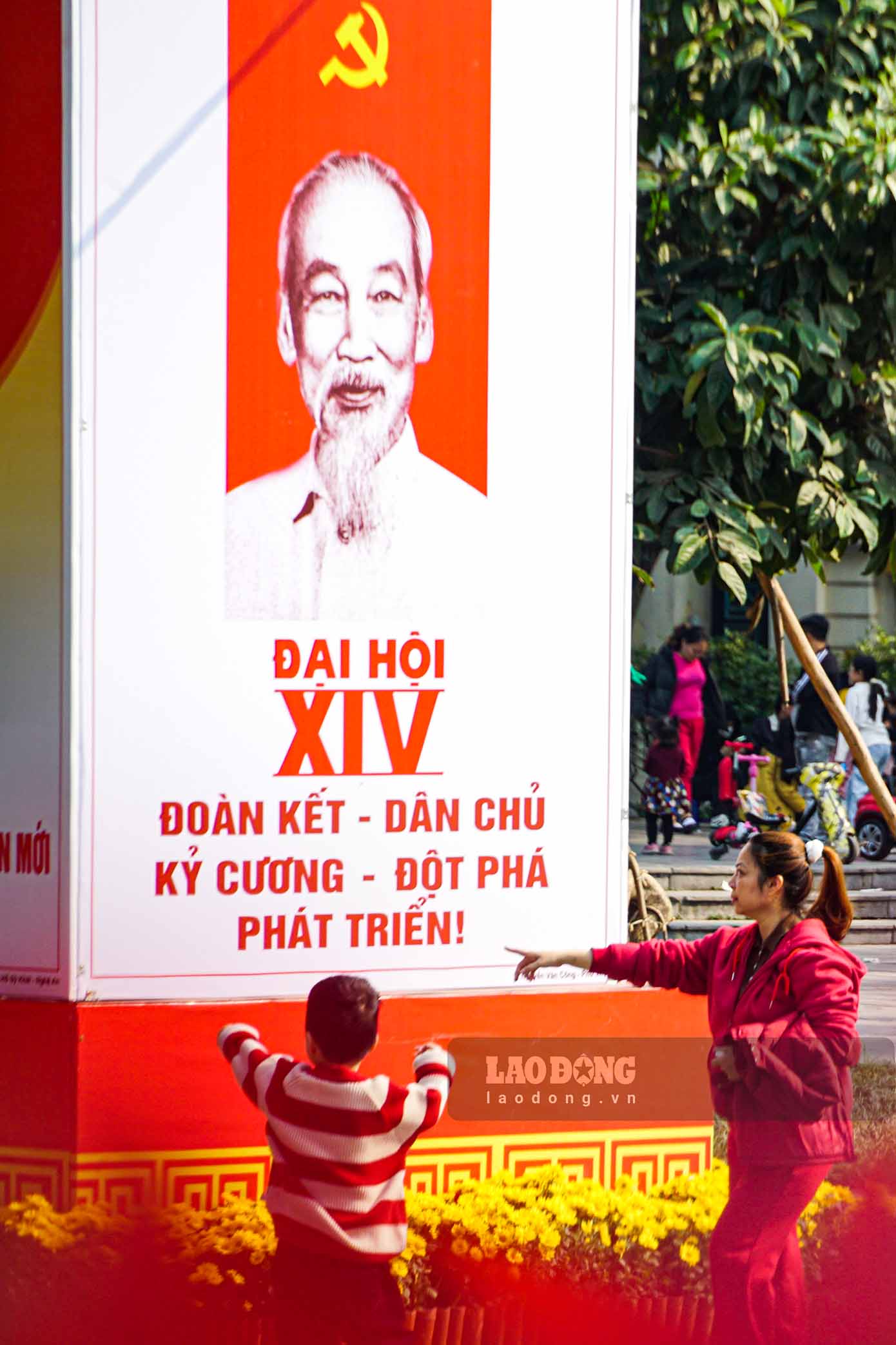 Hà Nội trang hoàng nổi bật với pano, khẩu hiệu và băng rôn cổ động lan tỏa không khí trang trọng chào mừng 96 năm thành lập Đảng và Đại hội XIV của Đảng.