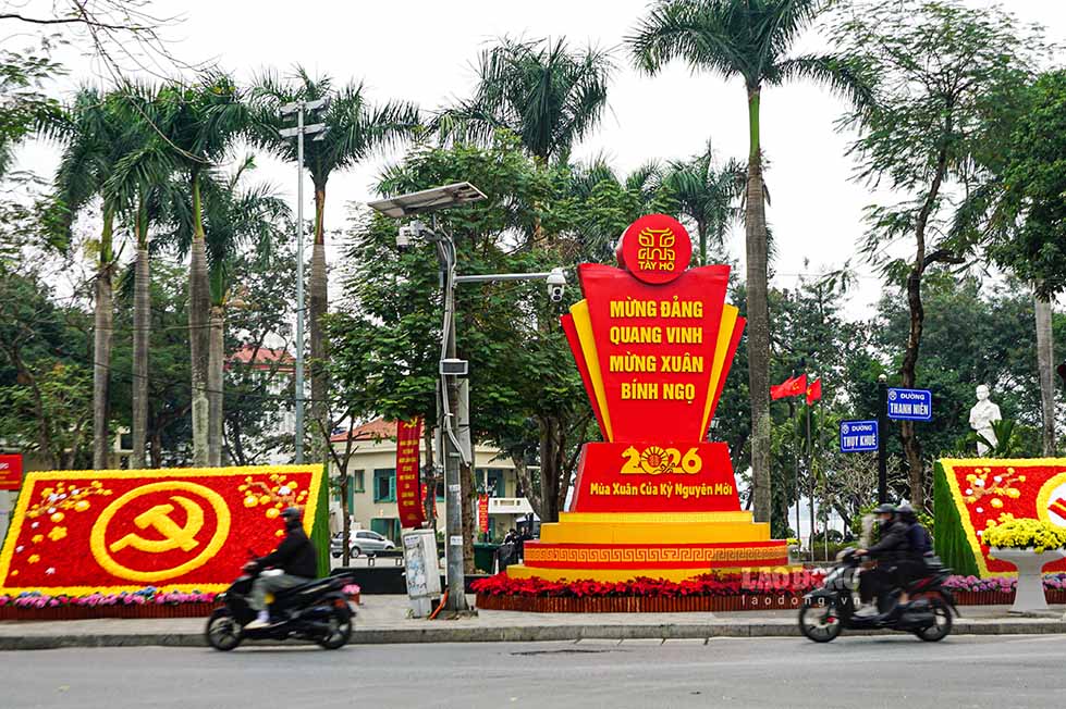 Những ngày này, hướng đến chào mừng 96 năm Ngày thành lập Đảng Cộng sản Việt Nam, nhiều tuyến phố trung tâm của Thủ đô được trang hoàng với cờ hoa rực rỡ.