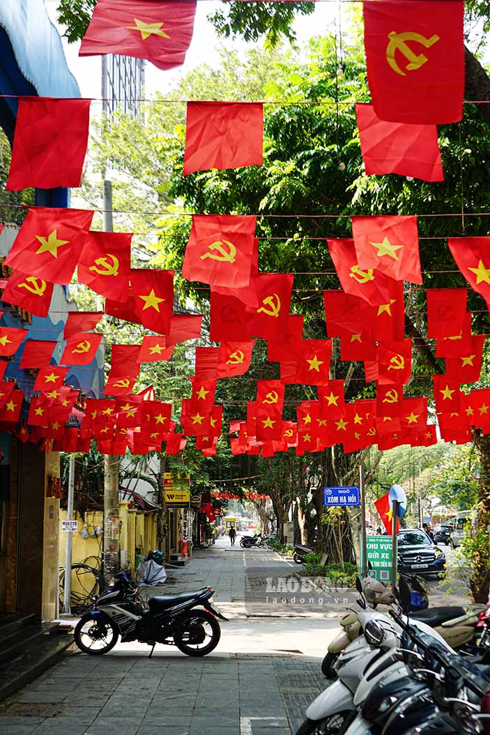 Các tuyến đường như Trần Hưng Đạo, Lý Thường Kiệt... cũng nổi bật với sắc màu đỏ tươi của cờ Tổ quốc và cờ Đảng tung bay phấp phới.
