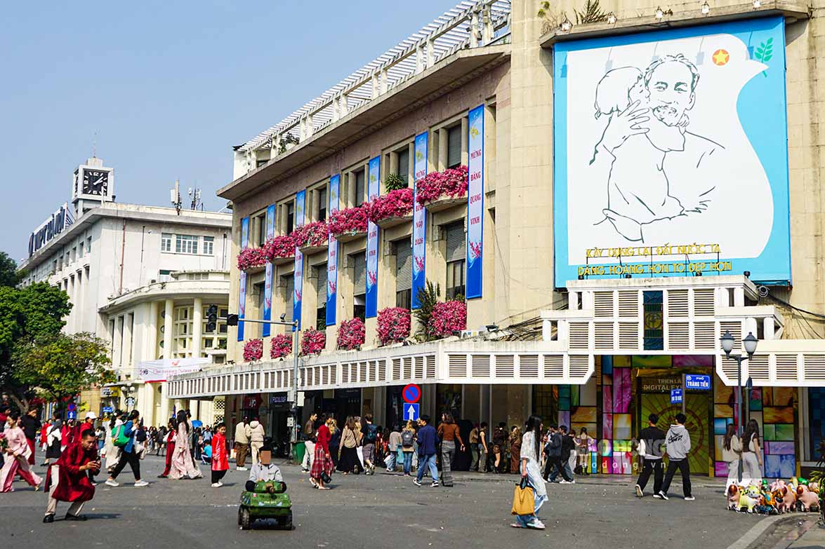 Không khí vui tươi tại khu vực phố đi bộ hồ Hoàn Kiếm.