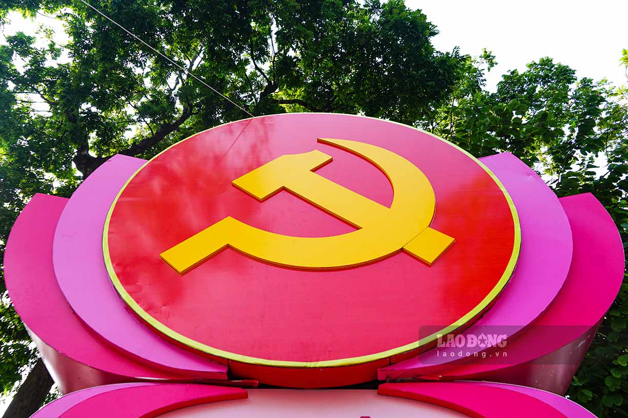 Nhiều pano cỡ lớn được lắp đặt, trang trí tại các tuyến phố đi bộ trung tâm Hà Nội.