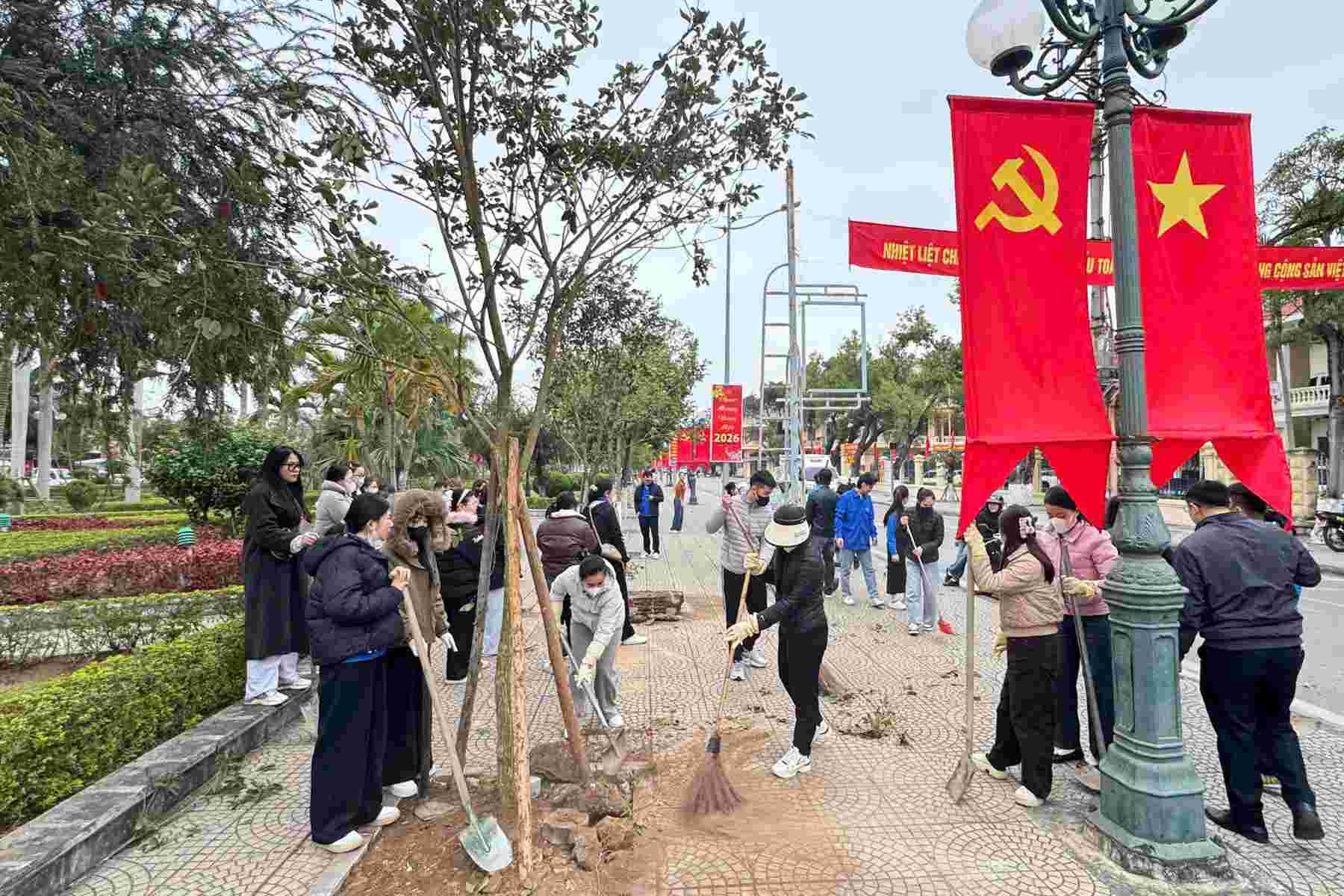 Officials and people of Quang Yen ward plant trees donated by businesses through the program "Joining hands for a green - clean - beautiful city". Photo: Doan Hung