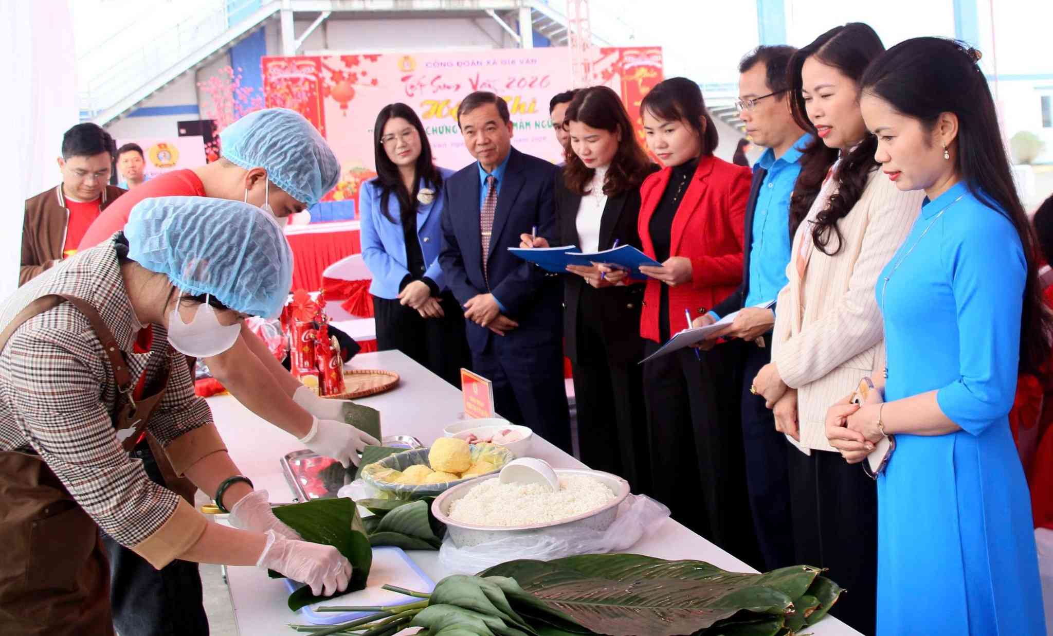 Các đội thi trổ tài trong phần thi gói bánh chưng. Ảnh: Diệu Anh