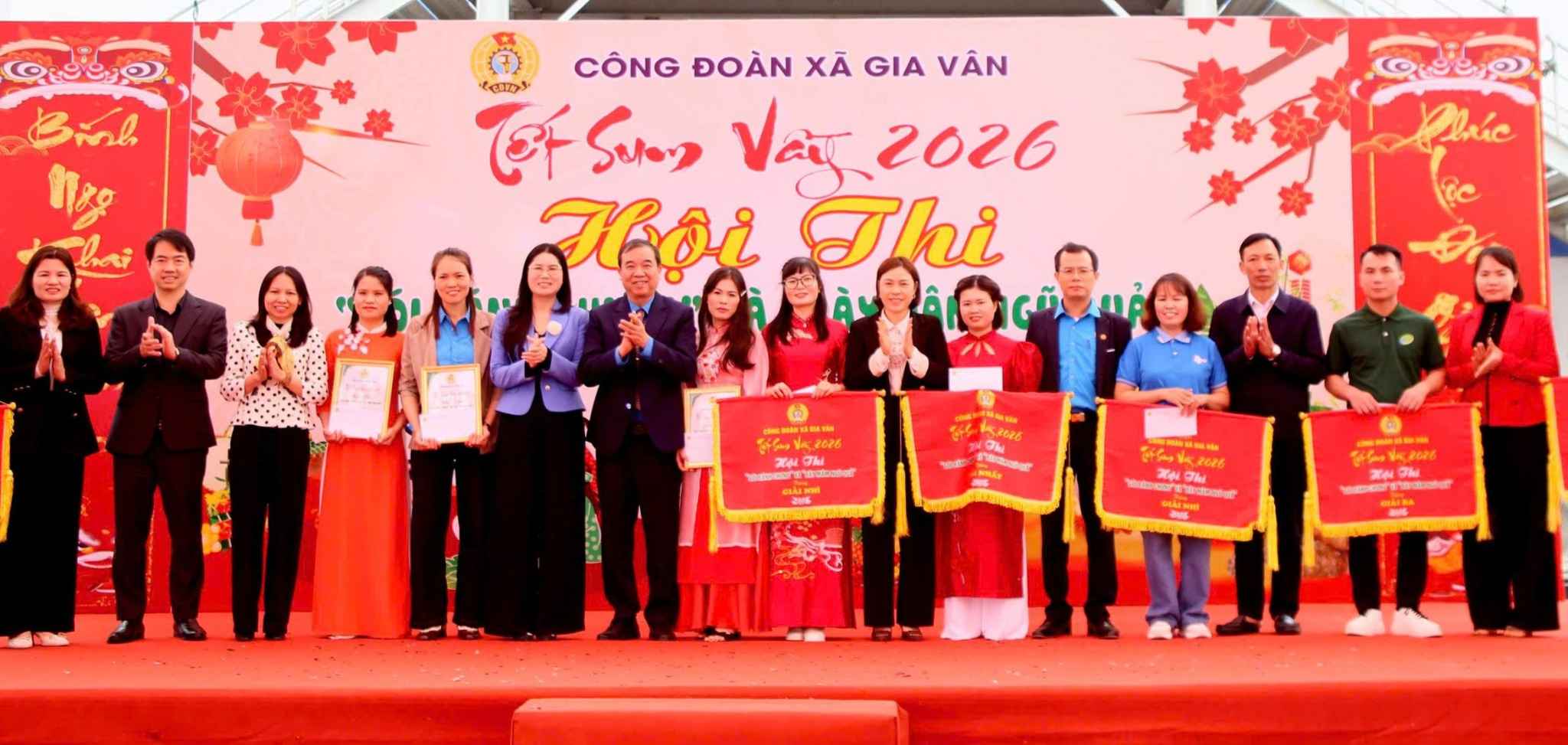 Ban tổ chức tặng cờ lưu niệm cho các đội thi. Ảnh: Diệu Anh