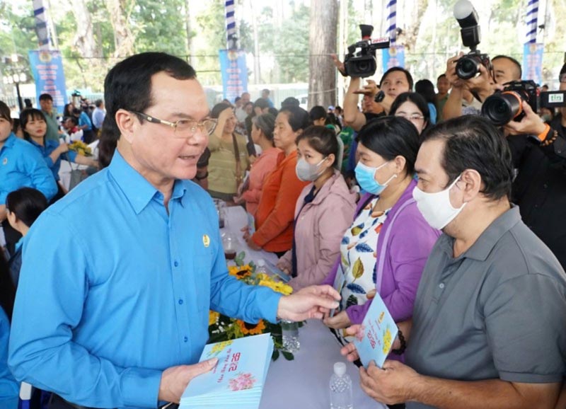 Member of the Party Central Committee, Vice Chairman of the Central Committee of the Vietnam Fatherland Front, President of the Vietnam General Confederation of Labour Nguyen Dinh Khang presents gifts to union members and workers. Photo: Anh Tu