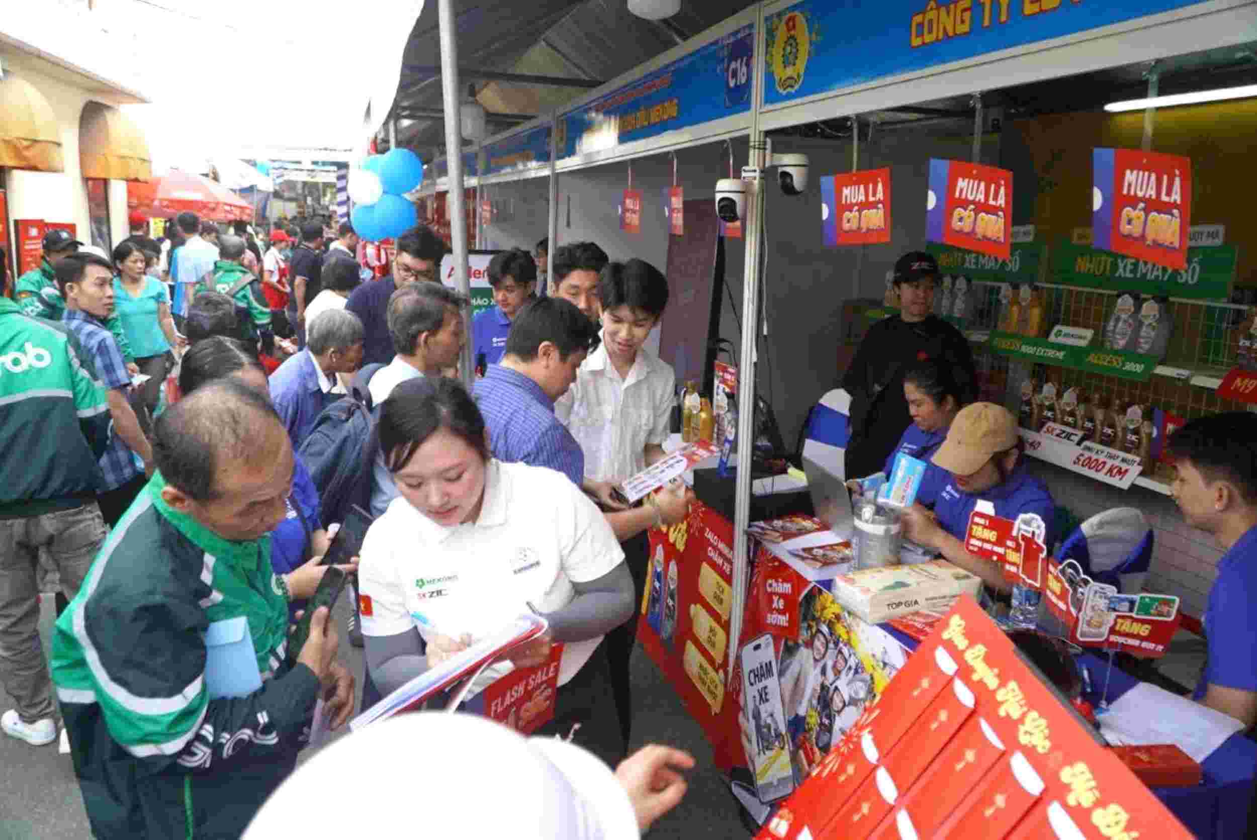 Đoàn viên, người lao động hân hoan mua hàng tại Chợ Tết Công đoàn - Xuân 2026. Ảnh: Chân Phúc