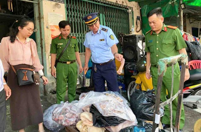 Chi cục Quản lý thị trường TPHCM kiểm tra, xử lý các hành vi buôn lậu, gian lận thương mại, hàng giả và xâm phạm quyền sở hữu trí tuệ trước, trong, sau Tết Nguyên đán. Ảnh: Chi cục Quản lý thị trường TPHCM