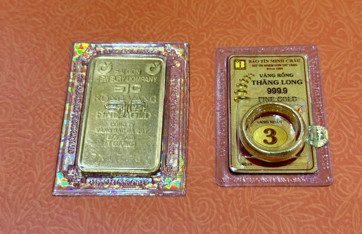 Giá vàng miếng SJC và giá vàng nhẫn ở thị trường Việt Nam giảm mạnh trong 2-3 ngày gần đây. Ảnh: Khánh Minh