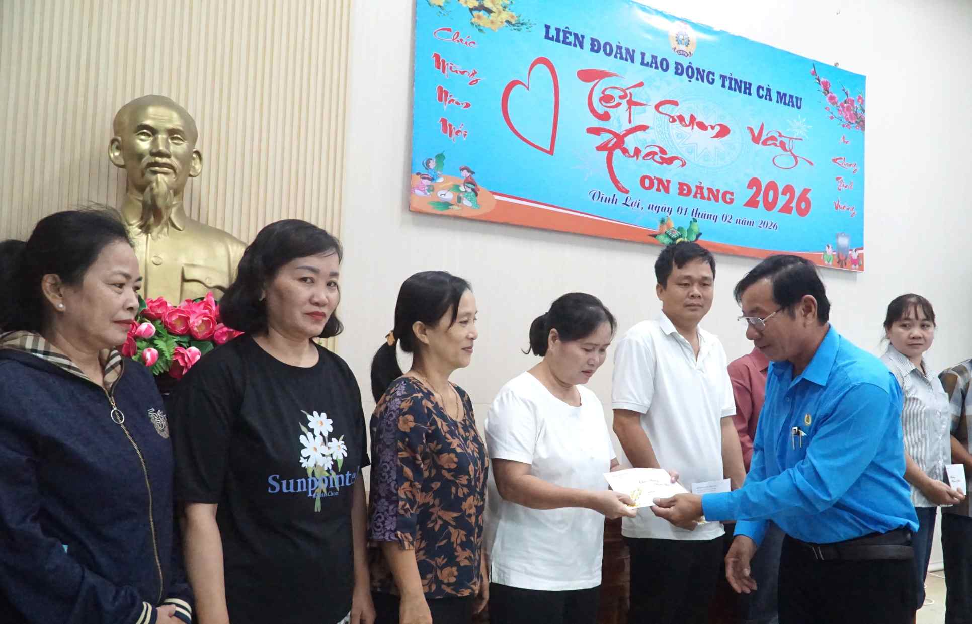 Trao quà Tết cho công nhân lao động thuộc Công đoàn xã Vĩnh Lợi, Cà Mau. Ảnh: Nhật Hồ