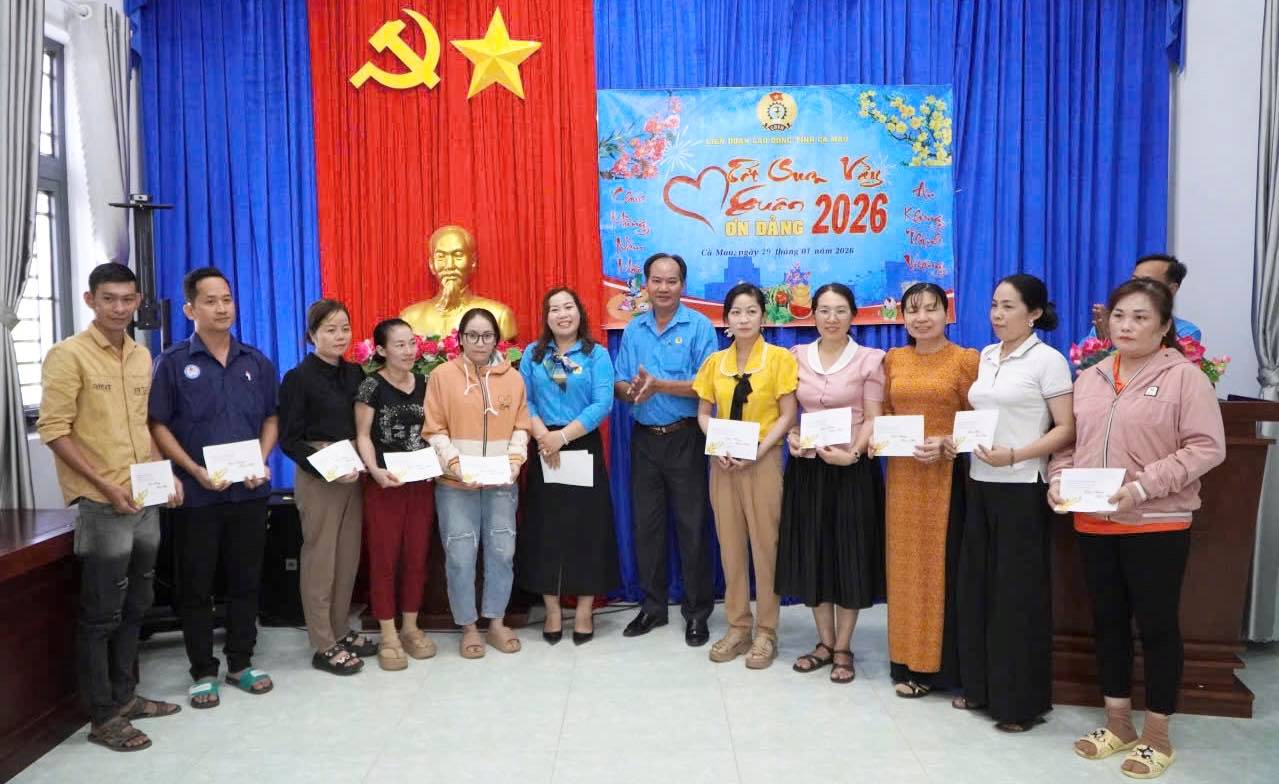 Trao quà Tết cho công nhân lao động thuộc Công đoàn xã Cái Nước, tỉnh Cà Mau. Ảnh: Nhật Hồ