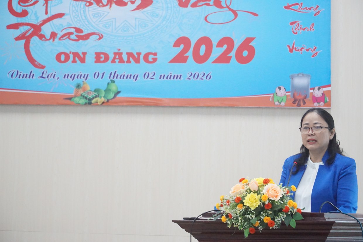 Bà Tô Hồng Hà gửi lời chúc mừng Tết Nguyên đán đến công nhân lao động. Ảnh: Nhật Hồ.