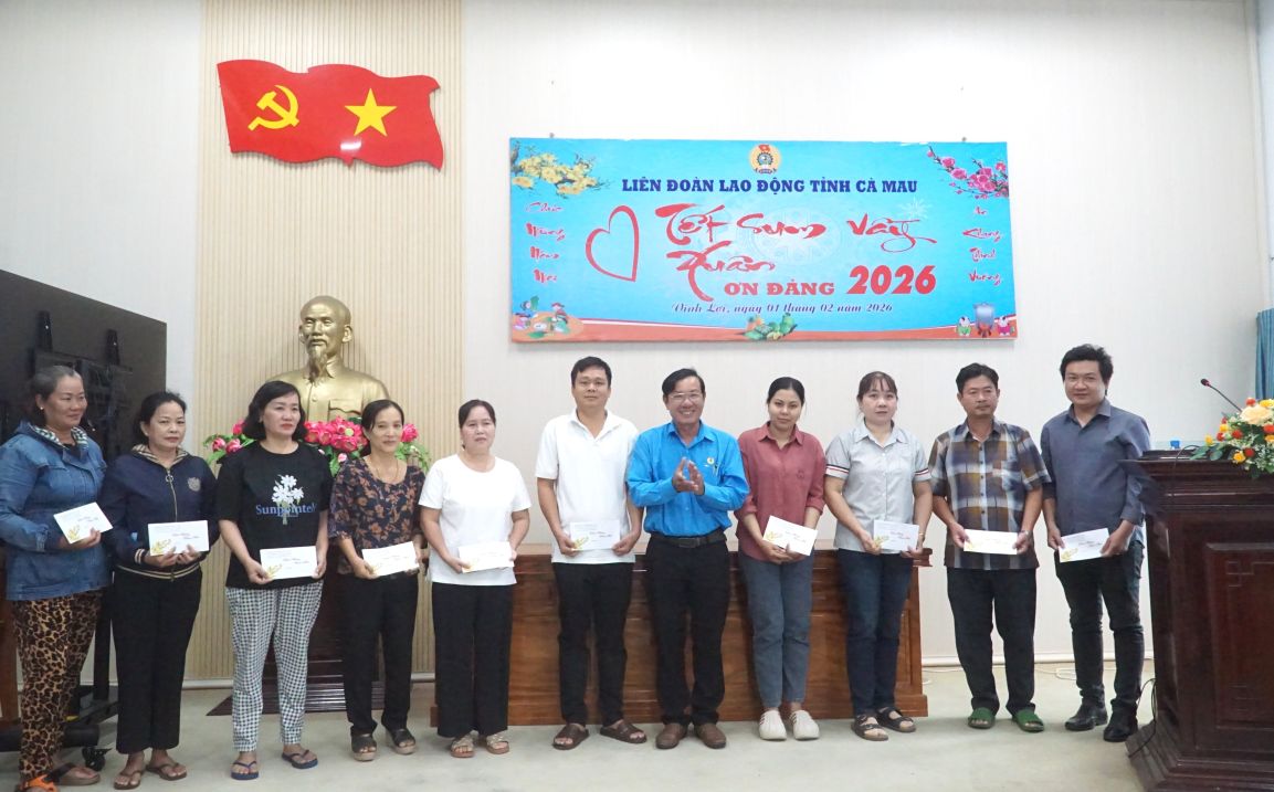 Giving Tet gifts to workers of Vinh Loi Commune Trade Union, Ca Mau. Photo: Nhat Ho.