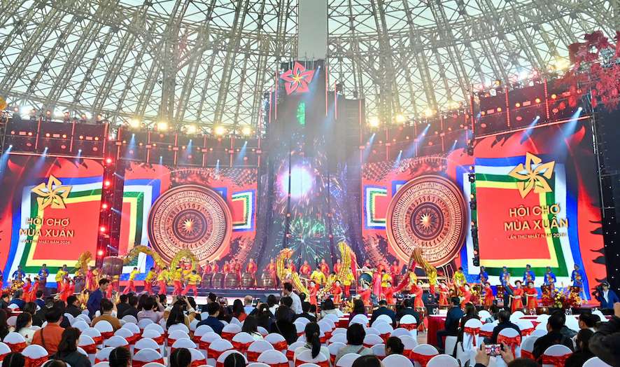 Các tiết mục văn nghệ chào mừng đang được các đoàn nghệ thuật tổng duyệt, sẵn sàng mang đến không khí sôi nổi cho ngày khai mạc. Ảnh: Thạch Lam