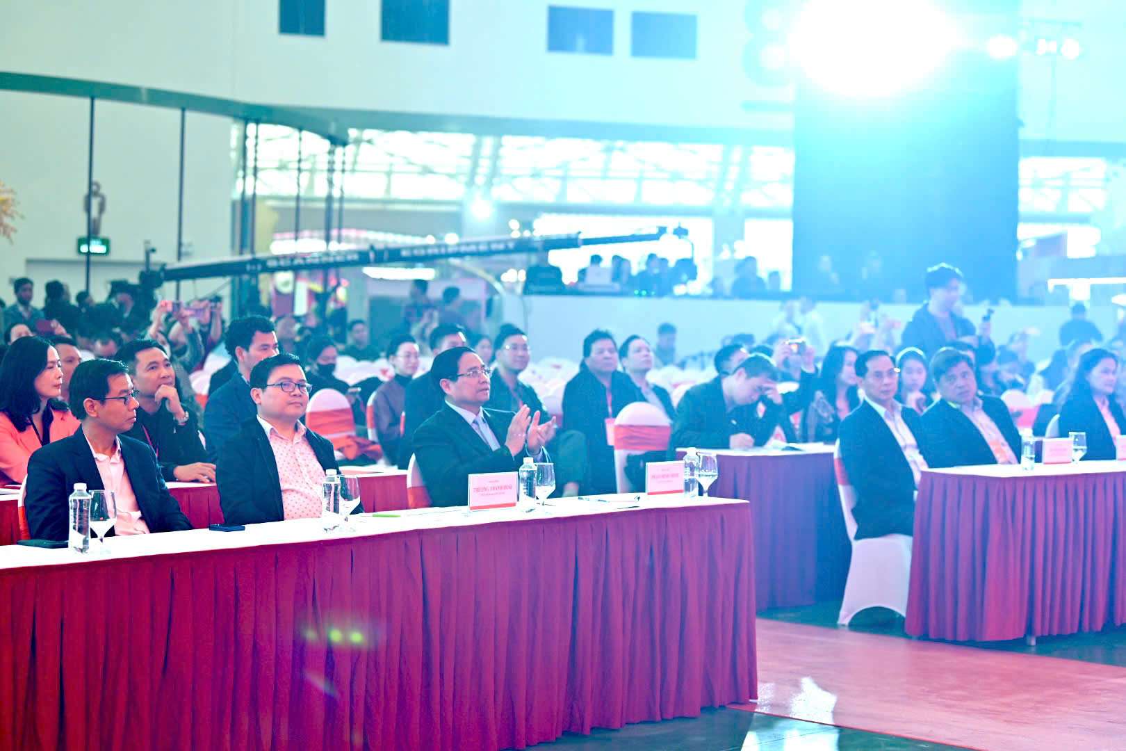 Các đại biểu tham dự buổi tổng duyệt Hội chợ Mùa Xuân 2026. Ảnh: Thạch Lam