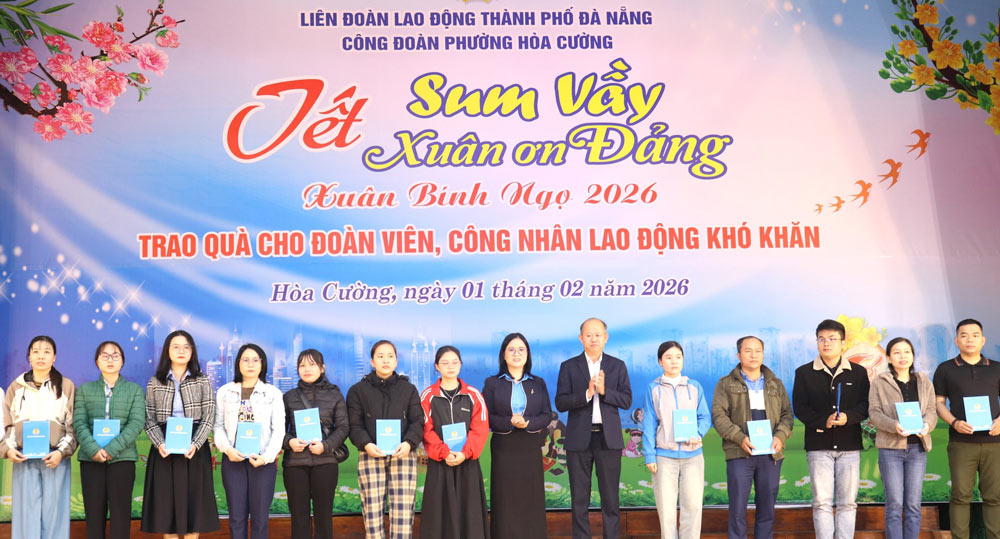 Le syndicat du quartier de Hoa Cuong a remis 805 cadeaux du Têt (1 million de dongs chacun) aux membres du syndicat et aux travailleurs. Photo: Syndicat de Da Nang.