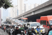 Travel demand during Tet increases sharply, Hanoi traffic is crowded, localized congestion