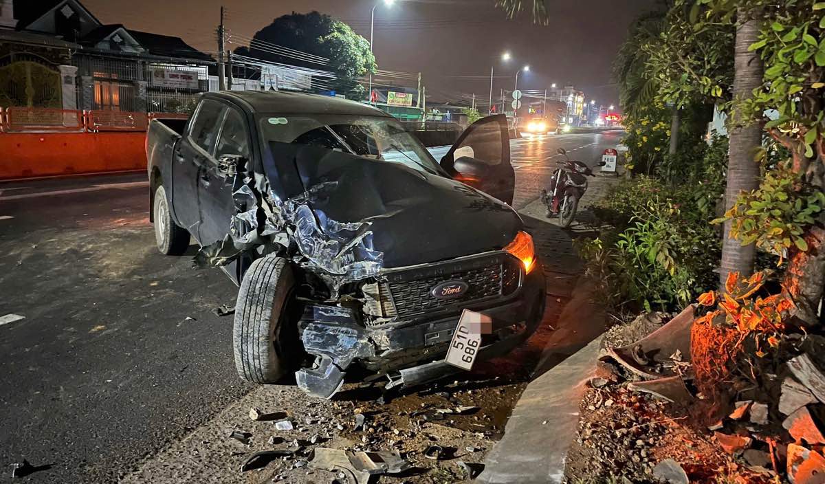 Xe ô tô vỡ một bên phần đầu xe cú tông vào cột điện, tường rào nhà dân. Ảnh: Duy Tuấn 