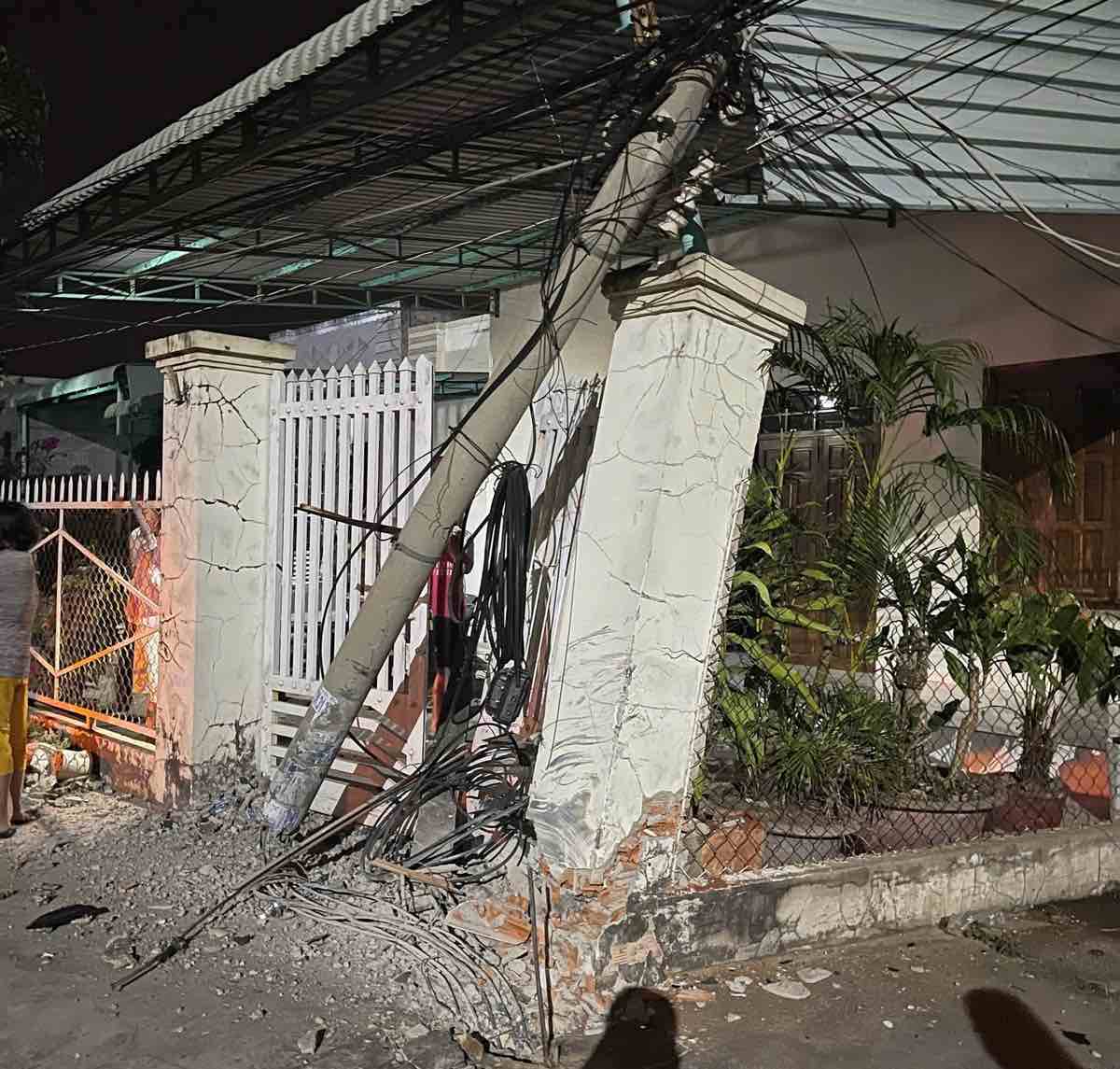 Cột điện bị tông gãy, trụ cổng nhà dân bị hư hỏng. Ảnh: Duy Tuấn 