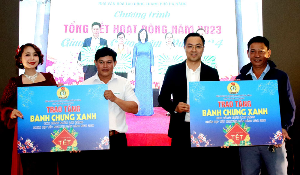 Leaders of Da Nang Labor Culture House present a symbolic plaque of green banh chung to representatives of union members and workers of the city. Photo: Da Nang Trade Union.