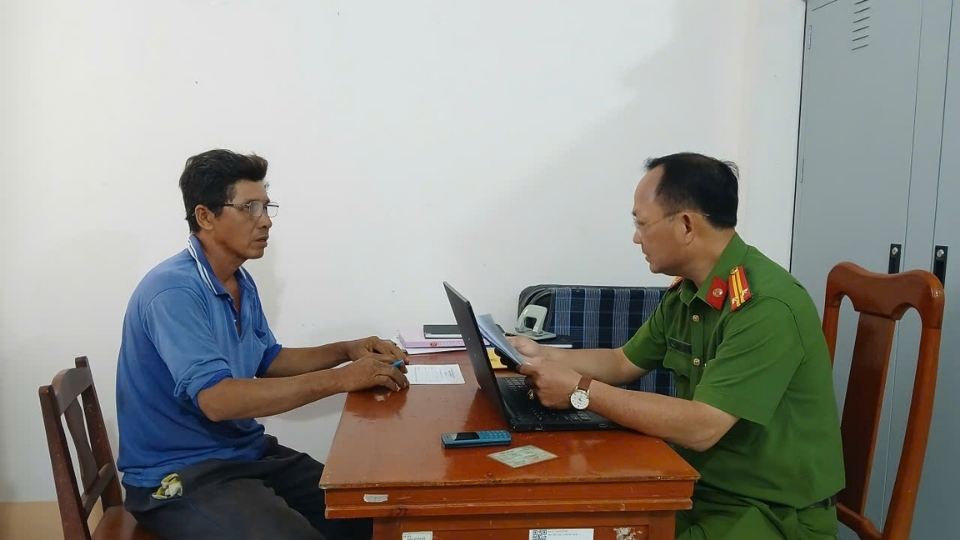 Functional forces of Nguyet Hoa ward make a record of the case of cutting and stealing copper wires from lighting poles. Photo: Police provided