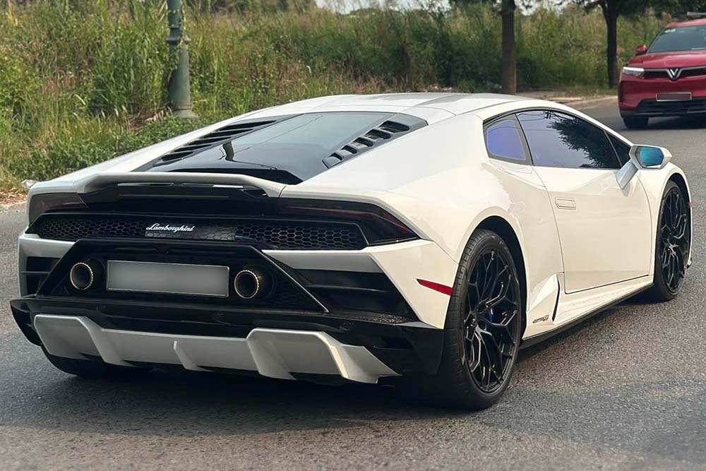 Lamborghini Huracan EVO RWD with rear-wheel drive configuration, different from Huracan EVO 4-wheel drive versions. Photo: Phong Diep