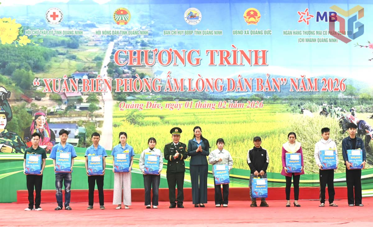 Lãnh đạo Liên đoàn Lao động tỉnh, Ban Chỉ huy Bộ đội Biên phòng tỉnh Quảng Ninh tặng quà công nhân có hộ khẩu tại xã Quảng Đức. Ảnh: Hồng Việt