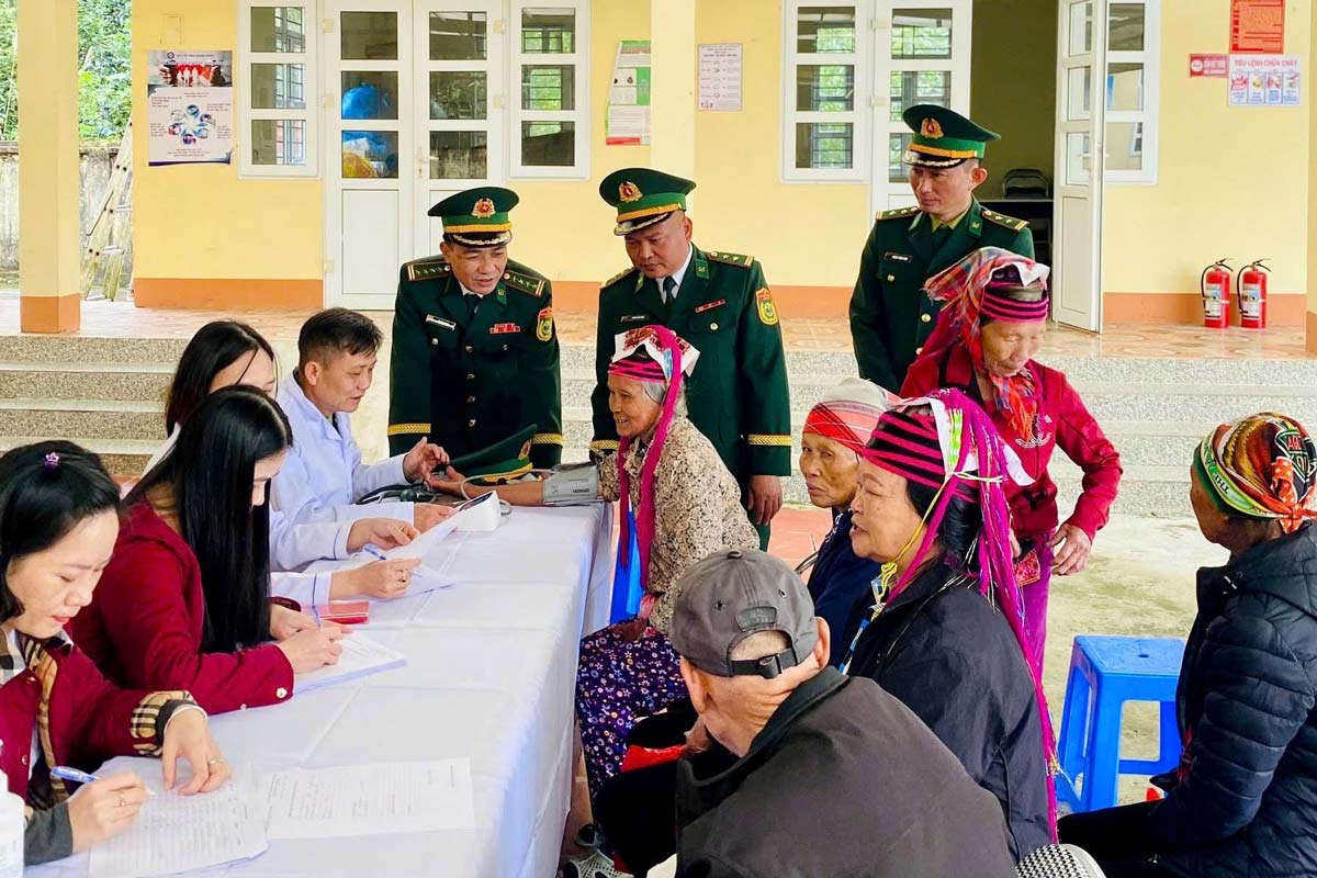 Quang Ninh Provincial Border Guard Command coordinates medical examination and treatment, and free medicine distribution for people. Photo: Quang Duc Commune E-Portal