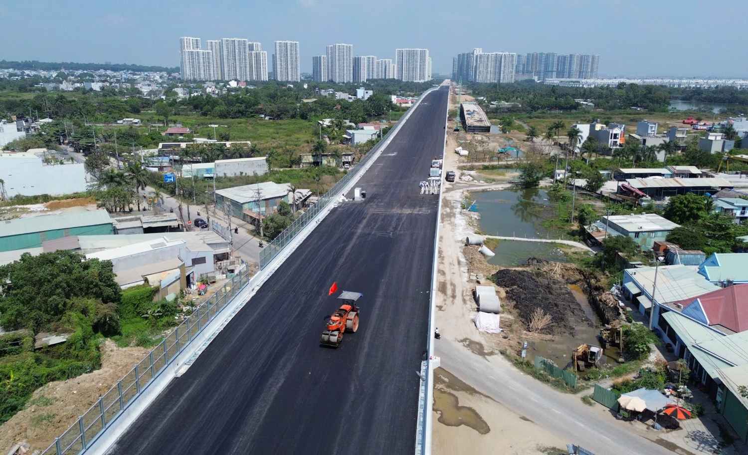 Ring Road 3 elevated road in the East of Ho Chi Minh City is accelerating asphalt paving. Photo: Minh Quan