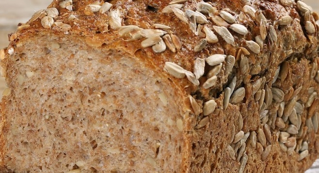 Bánh mì nguyên cám là một trong những lựa chọn tốt cho bữa sáng để dưỡng gan. Ảnh: Kiều Vũ