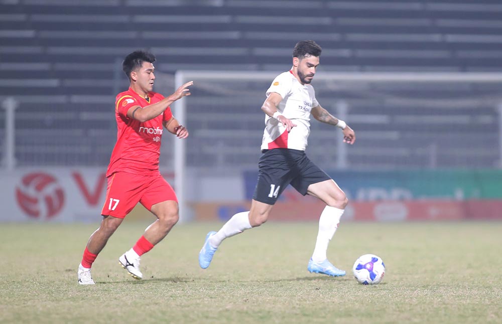 Công an TPHCM (áo trắng) tạo nhiều sức ép về phía khung thành PVF-CAND. Ảnh: CLB CA TPHCM