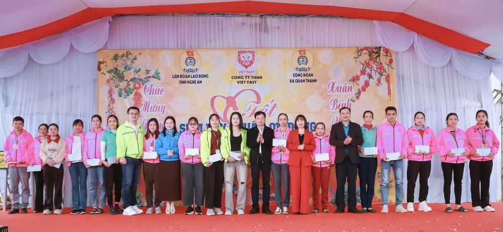 따뜻하고 의미 있는 분위기 속에서 응에안성 노동연맹은 어려운 상황에 처한 조합원, 노동자들에게 87개의 선물을 전달했습니다. 사진: 응에안 노동조합