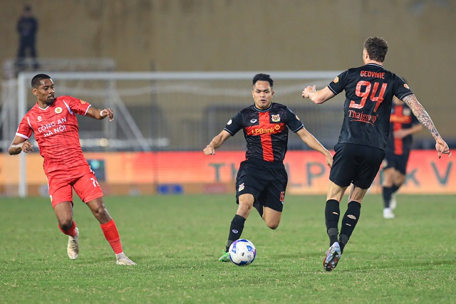 Chính Quang Nho cũng là cầu thủ để bóng chạm tay trong vòng cấm khiến đội nhà nhận quả phạt 11m. Ảnh: Minh Dân