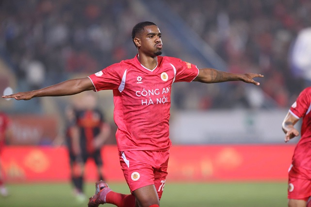 Ngoại binh Alan toả sáng với hat-trick bàn thắng giúp Công an Hà Nội ngược dòng đánh bại Ninh Bình FC. Ảnh: Minh Dân