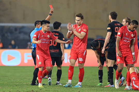 Dung Quang Nho's red card caused Ninh Binh FC to play with one less player and lose empty-handed against Cong An Hanoi. Photo: Minh Dan