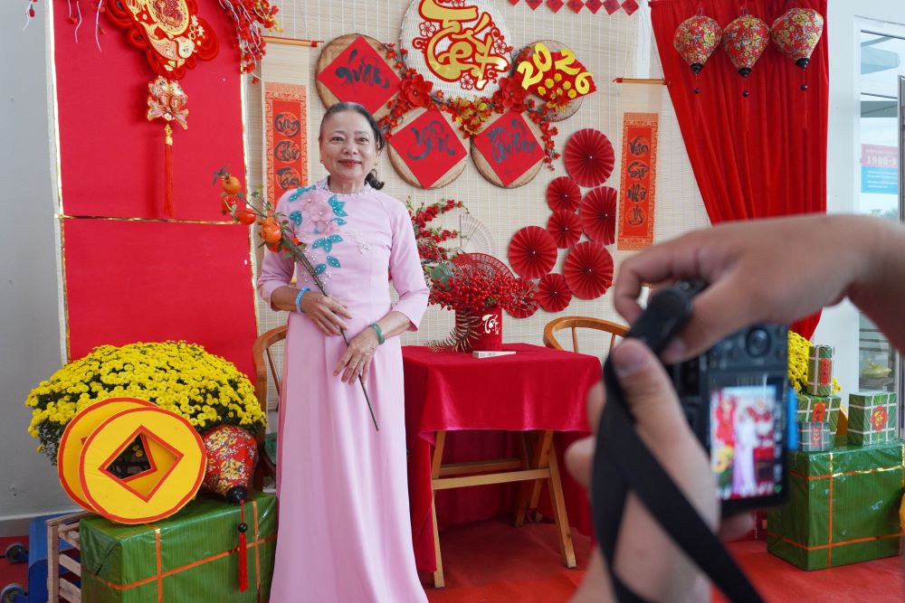 Bệnh nhân Ung bướu Đà Nẵng mặc áo dài, chụp hình Tết sớm