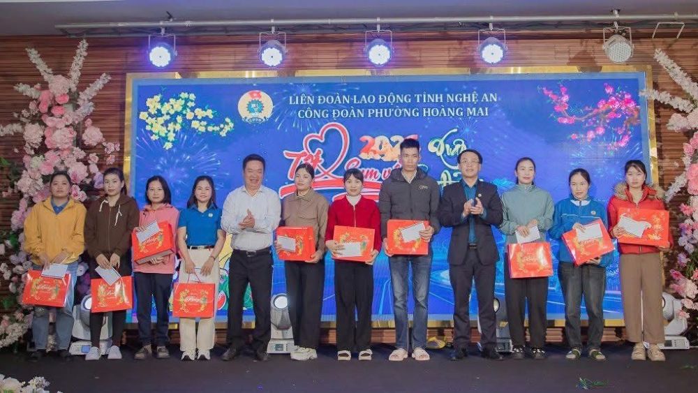 응에안 노동조합은 어려운 상황에 처한 조합원 및 노동자 41명에게 선물을 전달했습니다. 사진: 응에안 노동조합.