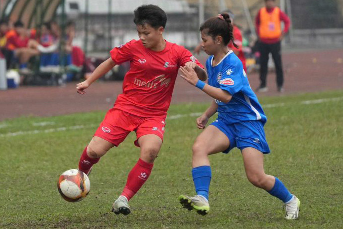 U19 nữ Phong Phú Hà Nam (áo đỏ) thi đấu áp đảo trước U19 nữ Than Khoáng Sản Việt Nam. Ảnh: VFF