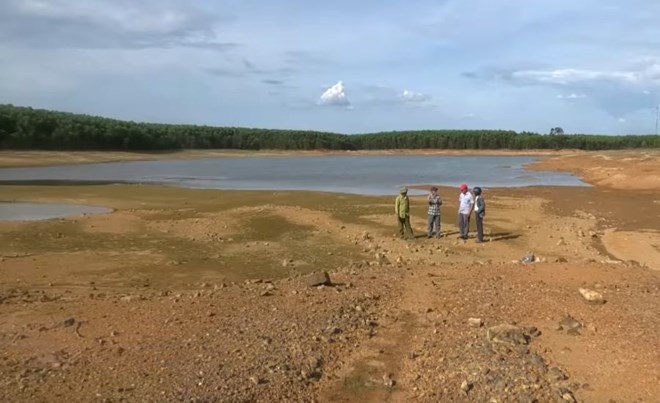 Before the Quang Tri Provincial Inspectorate conducted an inspection of licensing and mineral exploitation, in the southern area of Quang Tri province, there was a situation of dredging the reservoir bed causing water shortage. Photo: Hung Tho