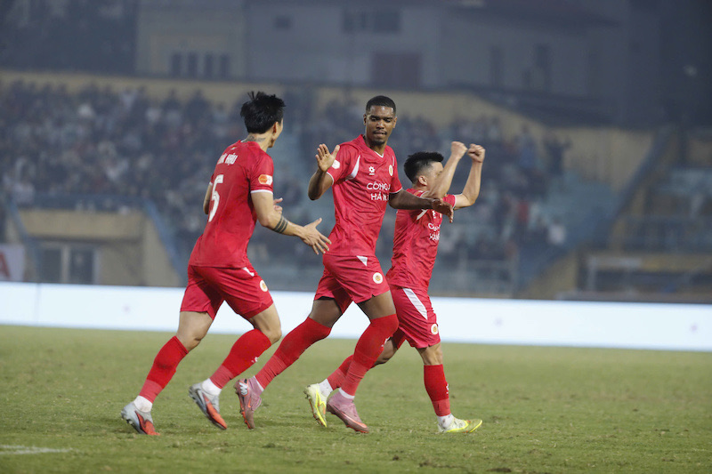 Công an Hà Nội đánh bại Ninh Bình để giành ngôi đầu bảng. Ảnh: Minh Dân