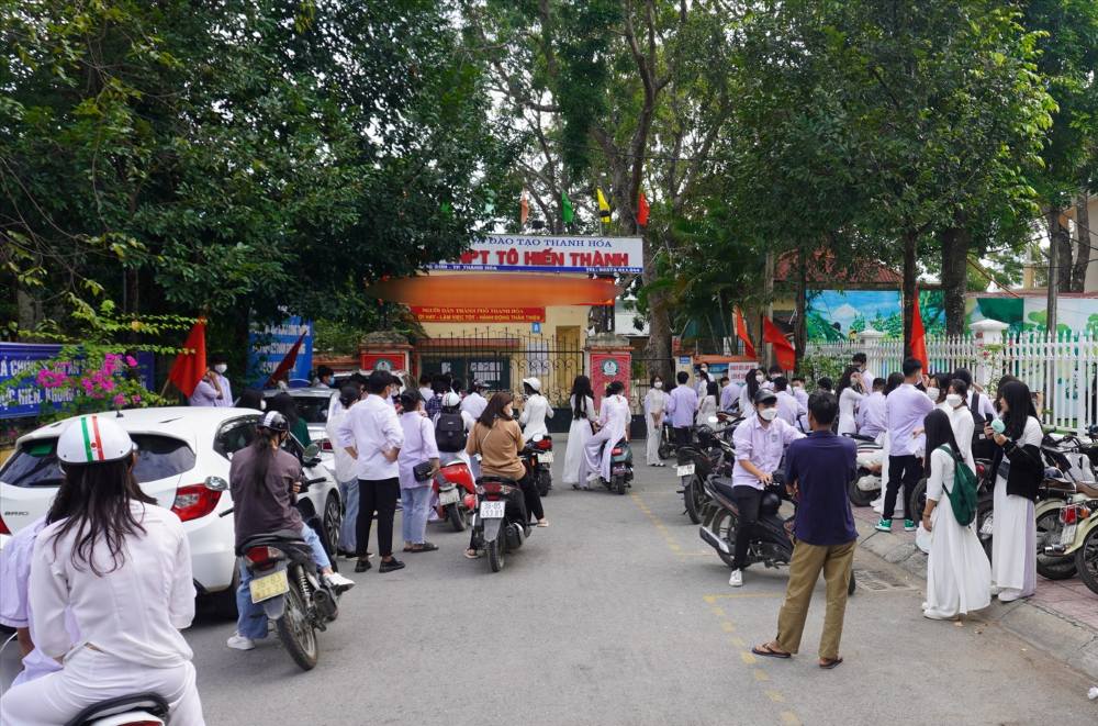 Liên quan đến phản ánh việc giáo viên tự ý sửa điểm thi học kỳ của học sinh, Trường THPT Tô Hiến Thành khẳng định, sai lệch là do lỗi kỹ thuật. Ảnh: Quách Du 