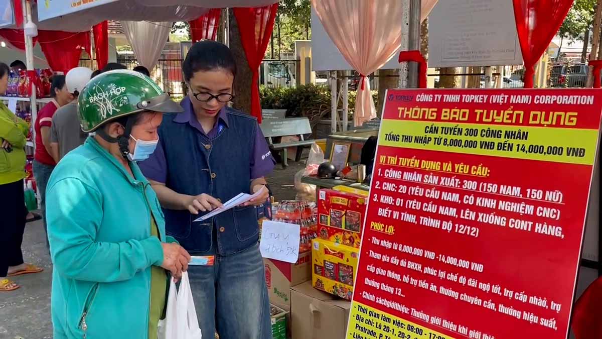 5,000 recruitment positions with good income in the North of Ho Chi Minh City. Photo: Dinh Trong