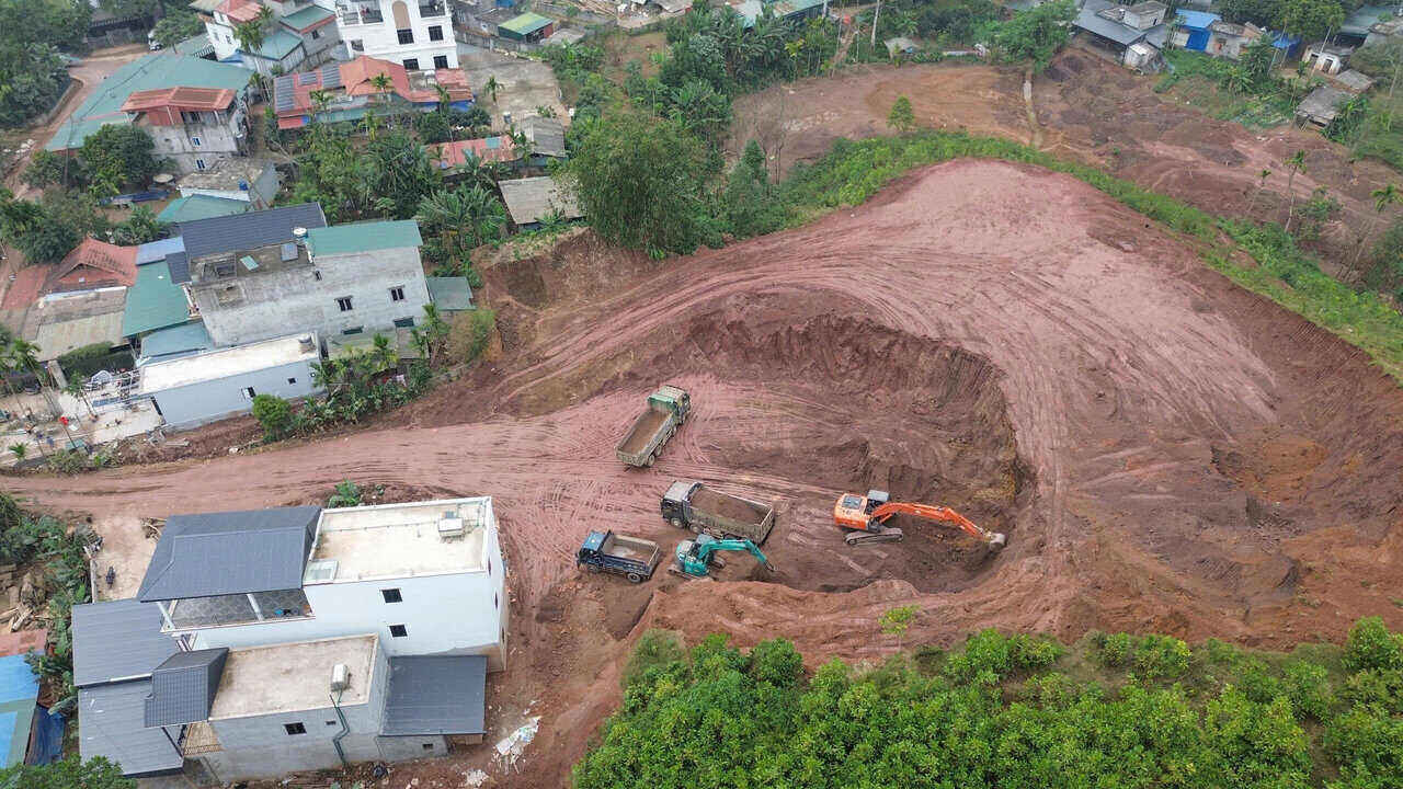 Máy móc đang thi công tại dự án. Ảnh: Minh Chuyên