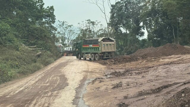 Đất thải công ra đầy đường. Ảnh: Minh Chuyên