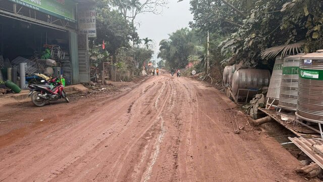 Bùn lầy trong quá trình thi công dự án khiến người dân khốn khổ. Ảnh: Minh Nguyễn