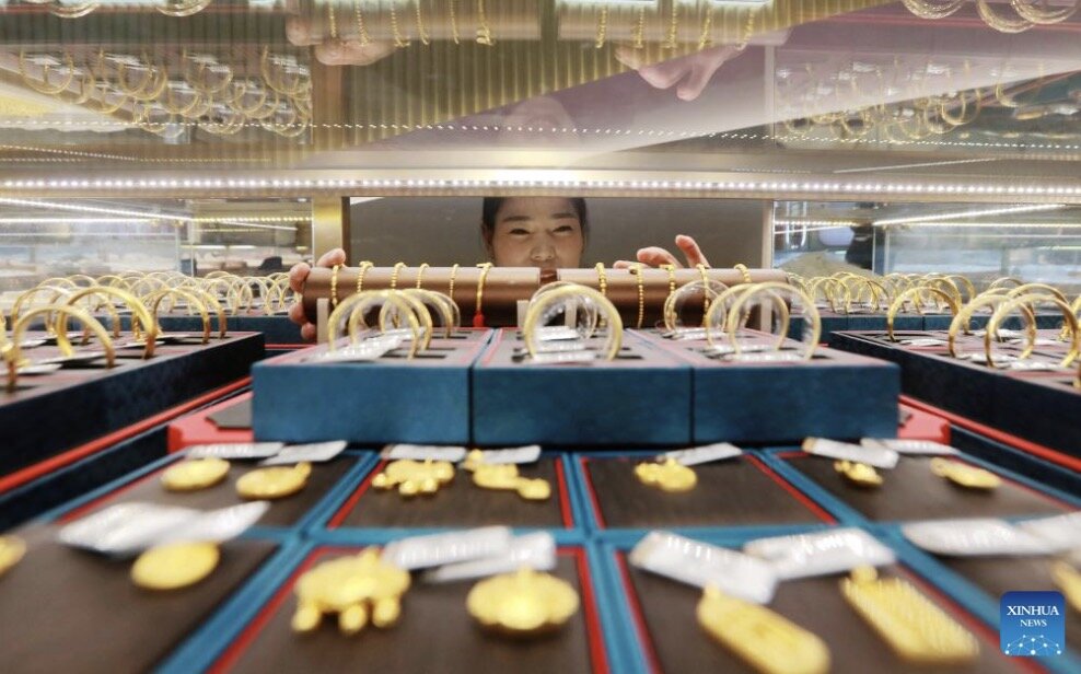 Giới chuyên gia vẫn đặt niềm tin lớn nhất vào kịch bản giá vàng tiếp tục tăng. Ảnh: Xinhua