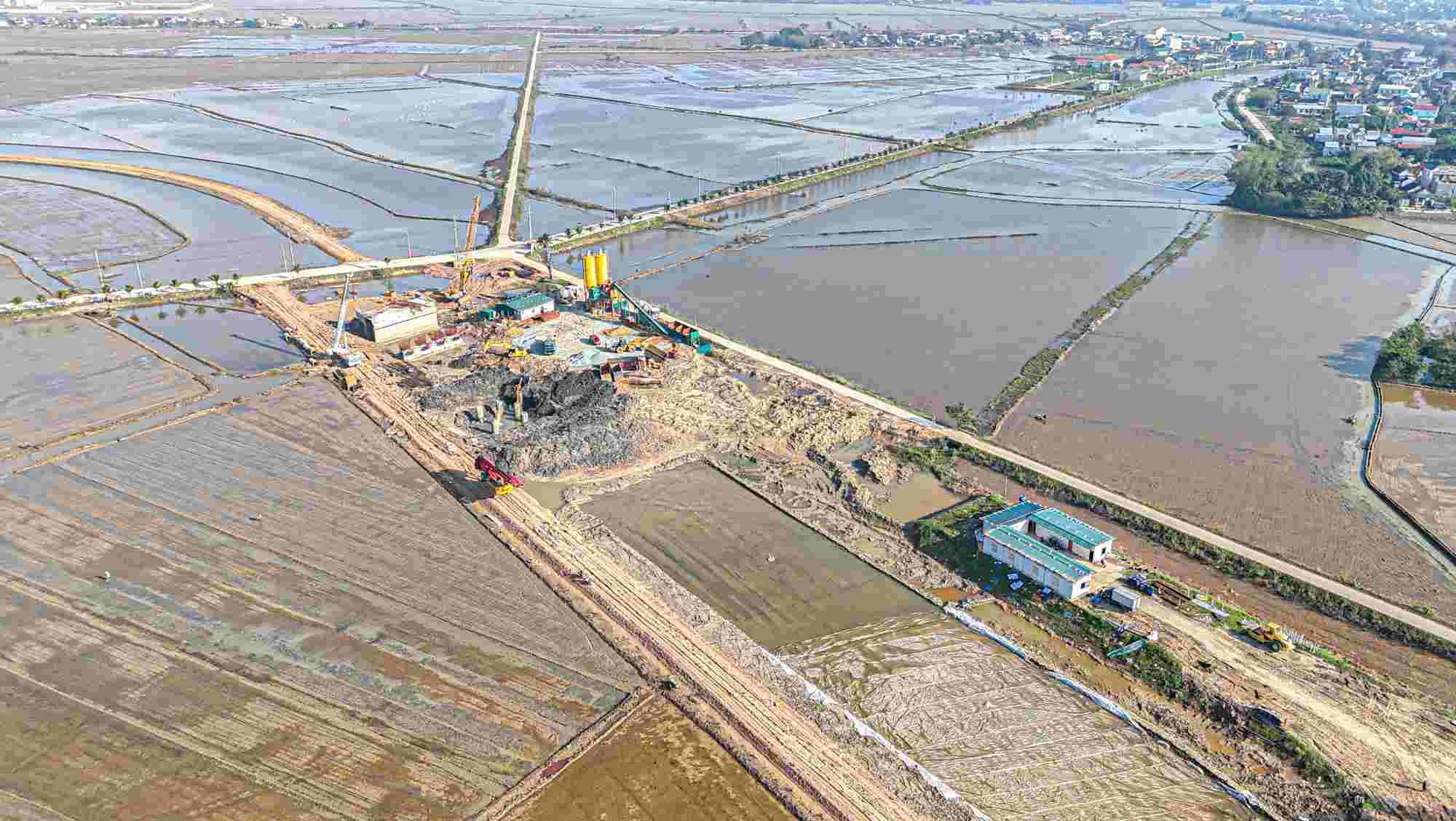 The construction site of package No. 21 is being deployed slowly, with few workers and many machines lying idle. Photo: Nguyen Luan