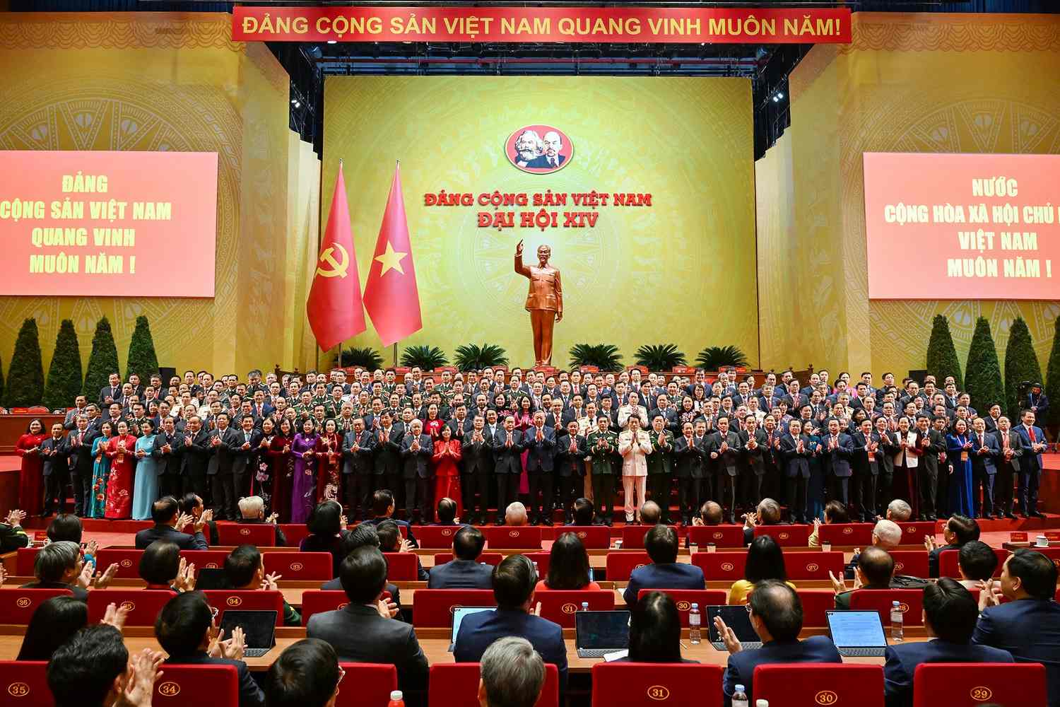 The 14th Central Committee of the Party launched the Congress. Photo: daihoidangtoanquoc.vn
