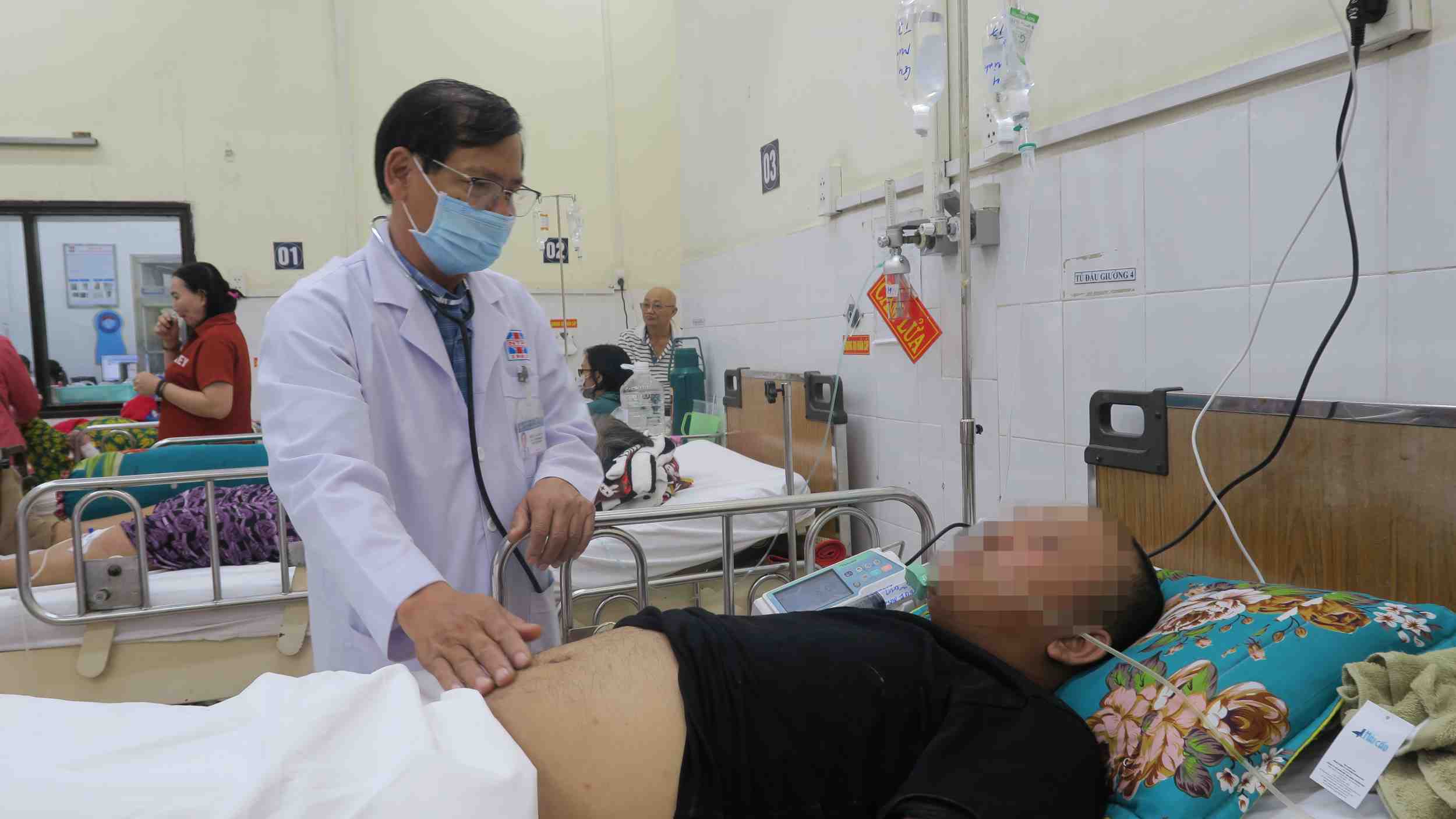 Many patients are hospitalized for emergency treatment due to acute pancreatitis after using alcohol and beer. Photo: Nguyen Ly