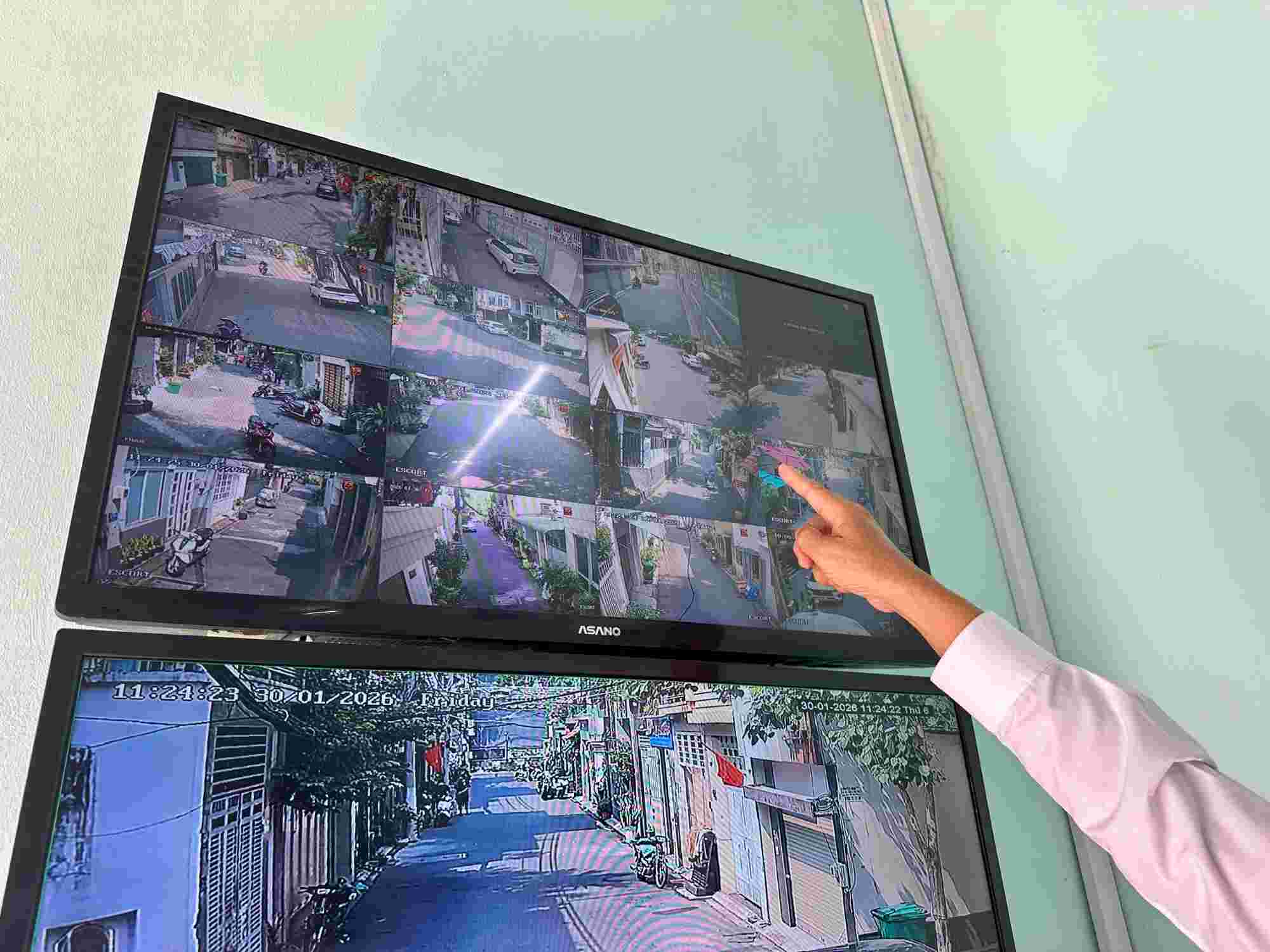 Các camera được gắn ở các tuyến đường, hẻm góp phần đảm bảo an ninh trật tự ở khu phố. Ảnh: Minh Tâm